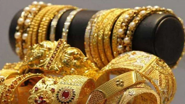 বাজারে কমলো সোনার দাম