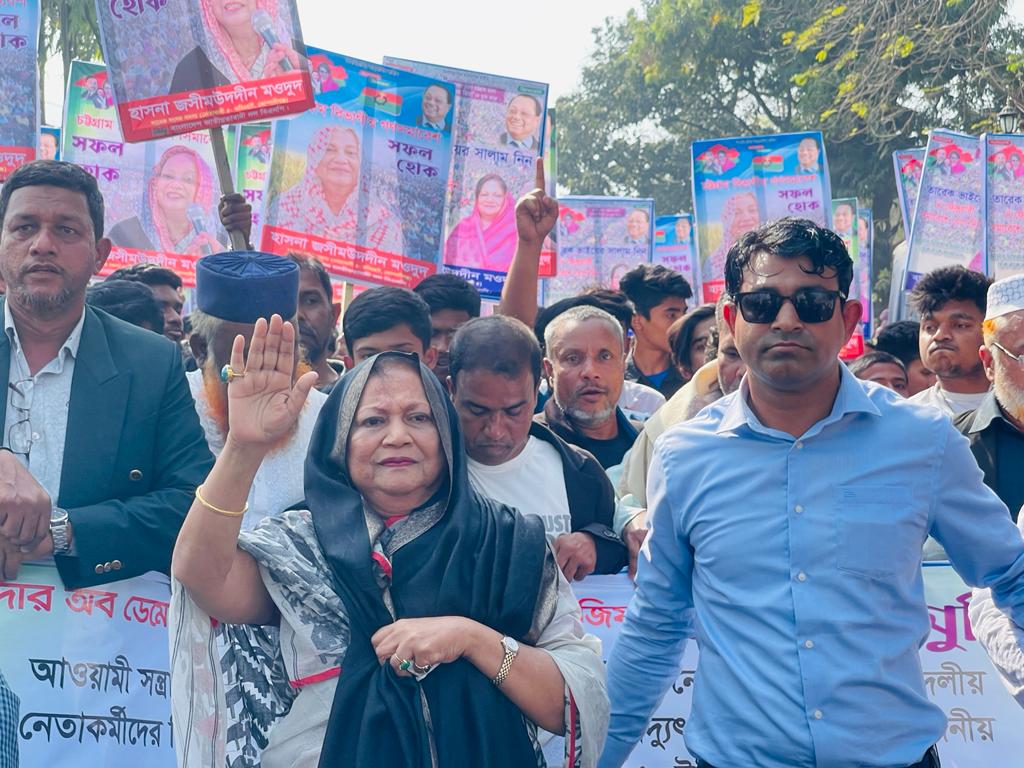 হাসনা মওদুদের নেতৃত্বে মিছিল নিয়ে বিভাগীয় সমাবেশে নেতাকর্মীরা