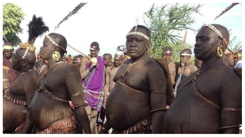 মোটা হতে পুরুষরা খান রক্ত মেশানো তরল !