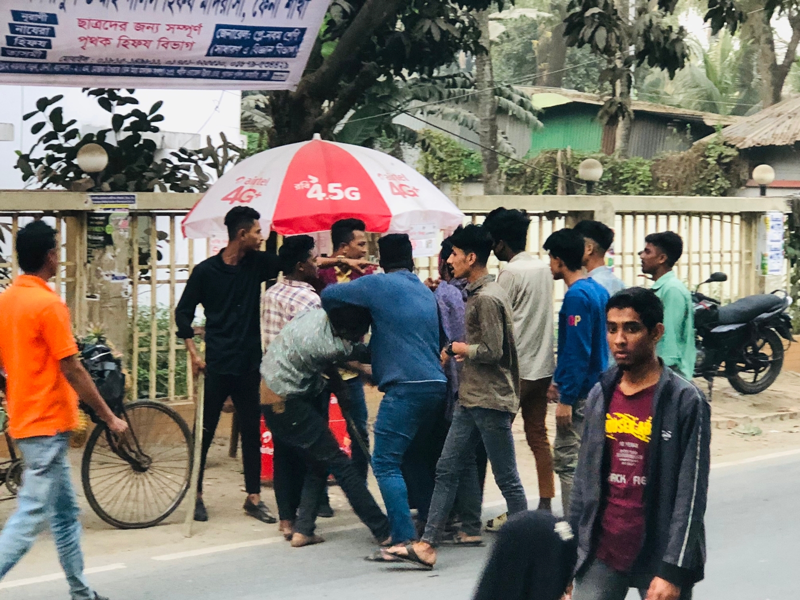 থানার সামনে কিশোর গ্যাংয়ের হামলায় সাংবাদিকসহ আহত ৫