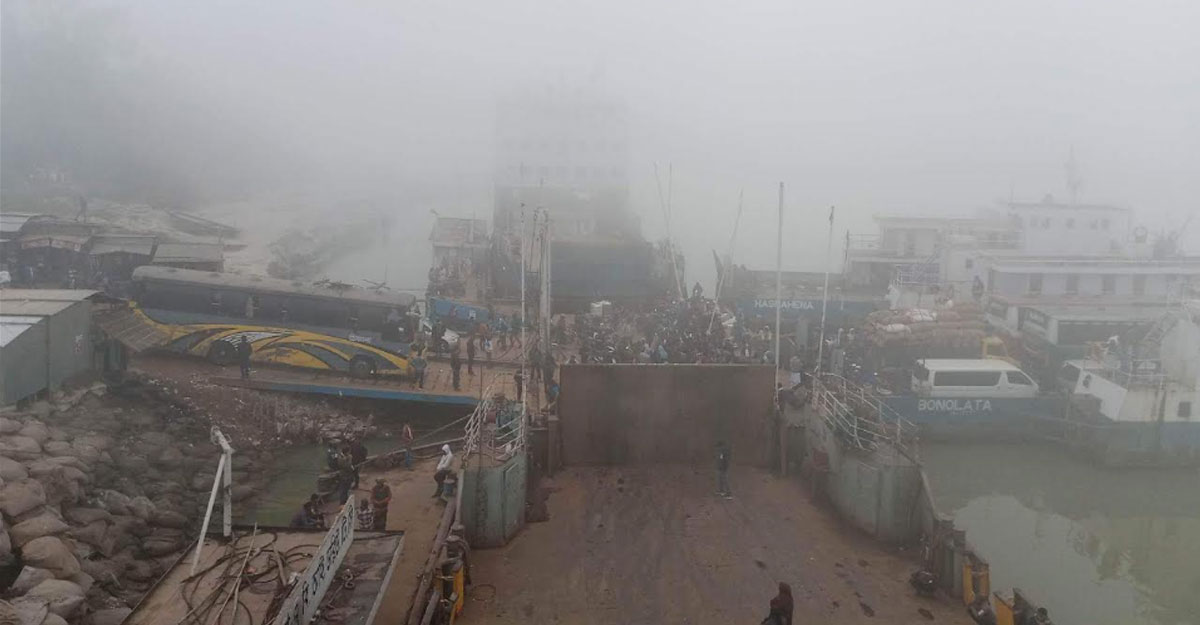 হঠাৎ কুয়াশায় দৌলতদিয়া-পাটুরিয়ায় ফেরি চলাচল বন্ধ