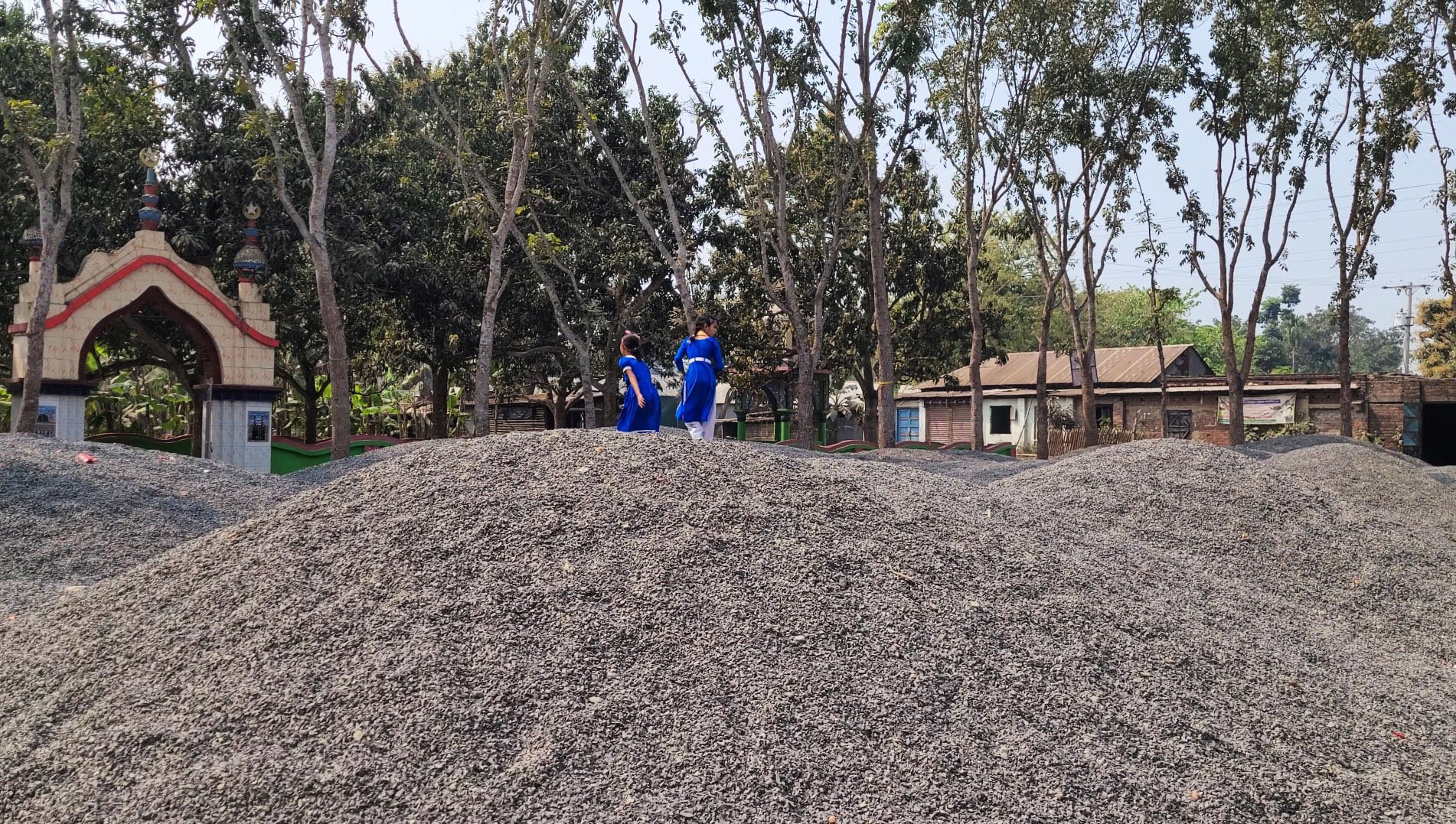 গুরুদাসপুরে স্কুল মাঠে নির্মাণ সামগ্রী, ভোগান্তিতে কোমলমতি শিক্ষার্থীরা