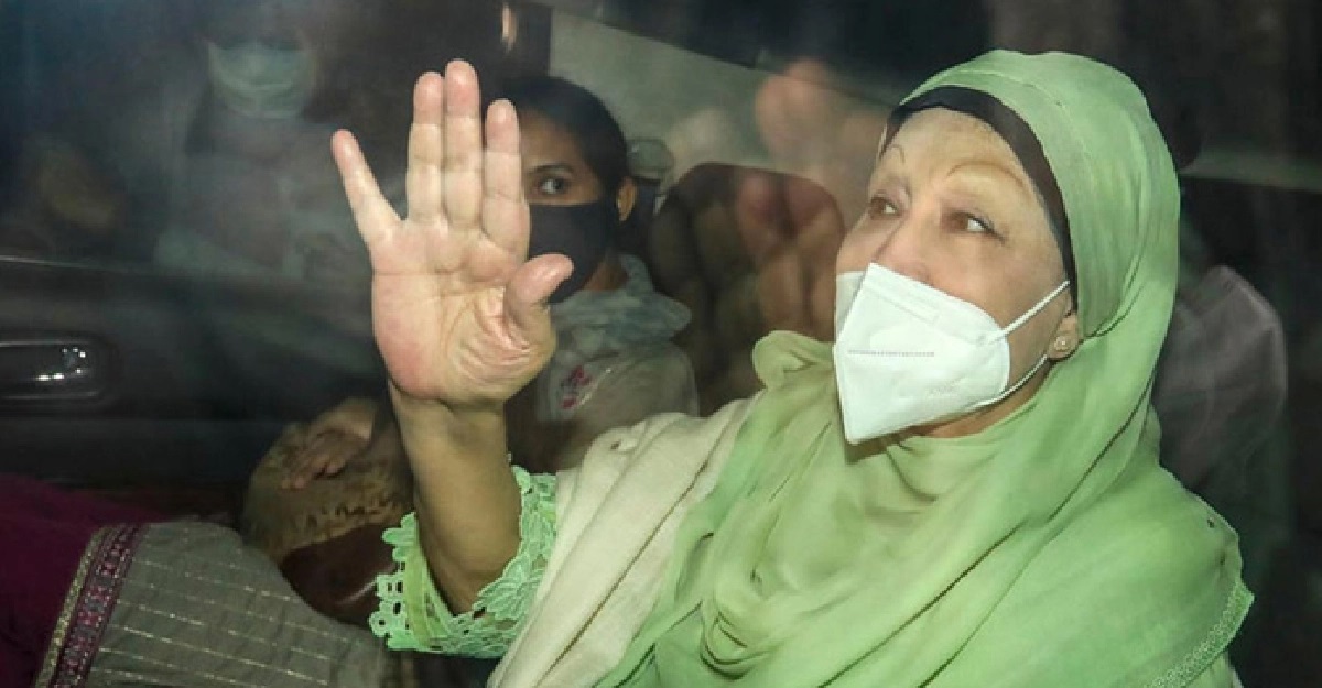 হাসপাতালের পথে খালেদা জিয়া