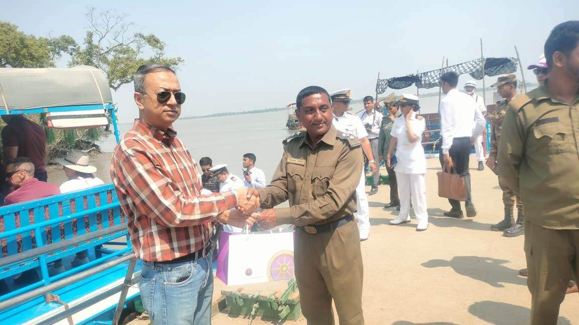 সুন্দরবন পরিদর্শনে এলেন সাত দেশের সামরিক প্রতিনিধি দল