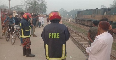 নরসিংদীতে রায়পুরায় সুরমা মেইল ট্রেনের ইঞ্জিনে আগুন