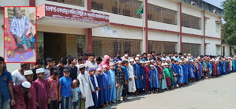 সুবর্ণচরে স্কুলের দপ্তরিকে মারধরের প্রতিবাদে মানববন্ধন