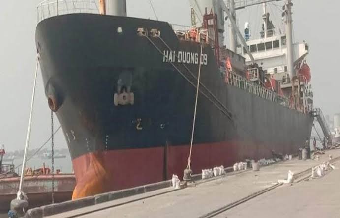 বঙ্গবন্ধু রেলসেতুর মালামাল নিয়ে মোংলায় বিদেশি জাহাজ