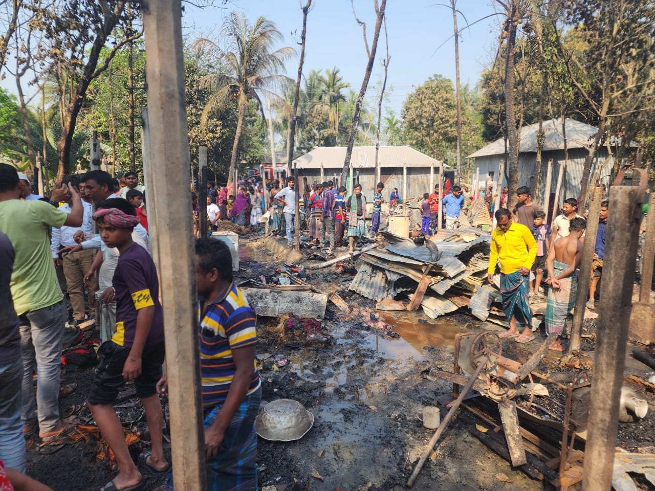 নাটোরে আগুনে পুড়ে বৃদ্ধার মৃত্যু, পুড়েছে ৮ টি বাড়িও