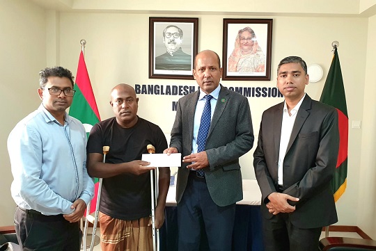 ওয়েজ আর্নার্স কল্যাণ থেকে বিমান টিকেট হস্তান্তর করেন দূতাবাস