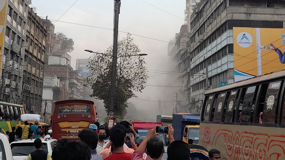 সুরিটোলায় ভবনে বিস্ফোরণ, হতাহতের শঙ্কা