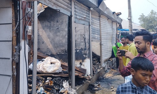 নরসিংদীতে দোকানে ও বসতঘরে ভয়াবহ আগুন
