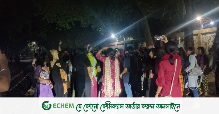 জাবিতে নিরাপদ হলের দাবিতে ছাত্রীদের মিছিল