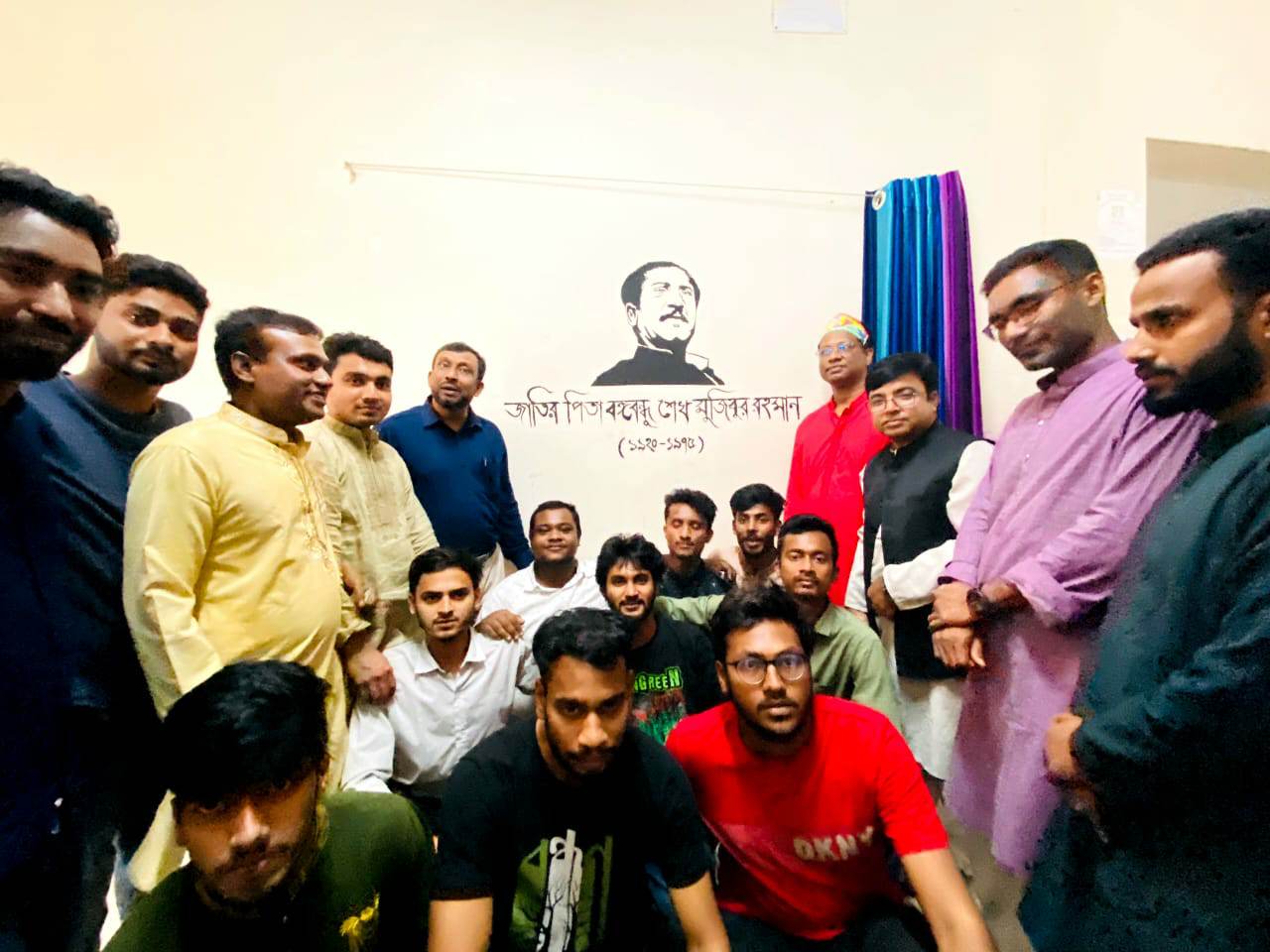 ইবিতে বঙ্গবন্ধুর প্রতিকৃতি অঙ্কন ছাত্রলীগের