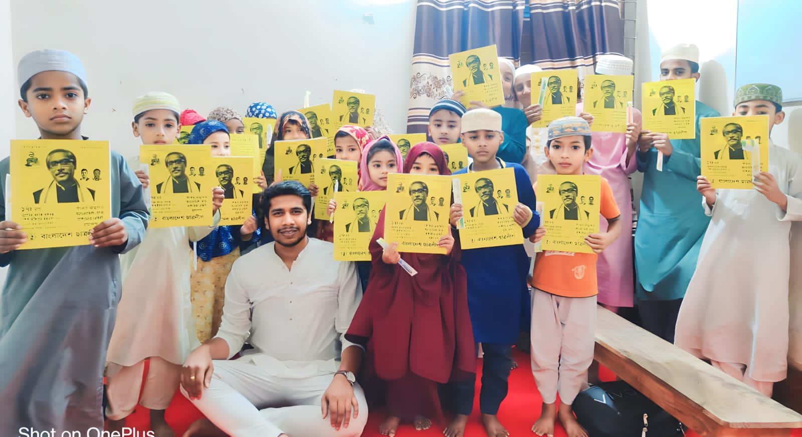 বঙ্গবন্ধুর জন্মবার্ষিকীতে ছাত্রলীগ কর্মী শাওনের শিক্ষা উপকরণ বিতরণ