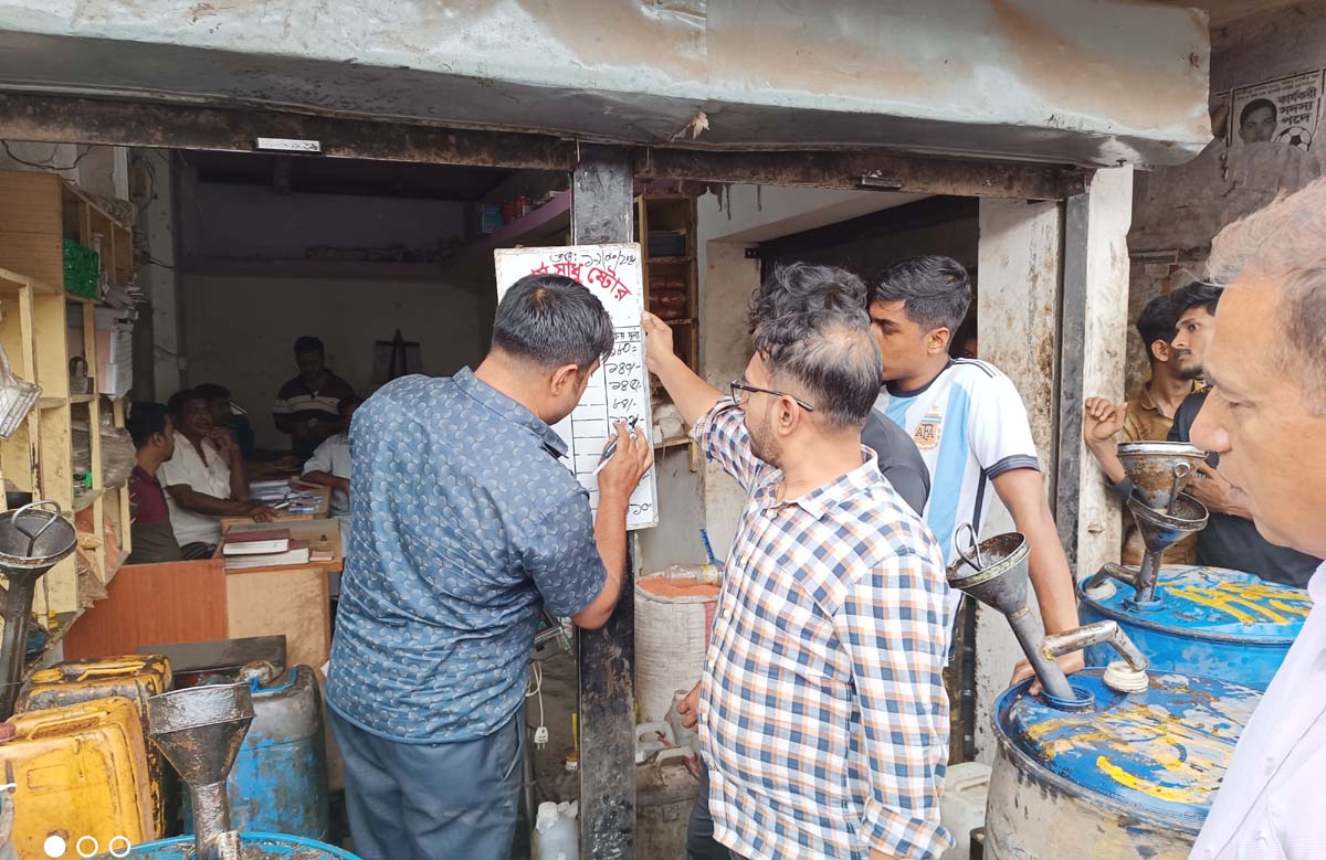 ভোমরায় পেঁয়াজ মজুদ, ভ্রাম্যমাণ আদালতের অভিযানে তিন ব্যবসায়ির জরিমানা