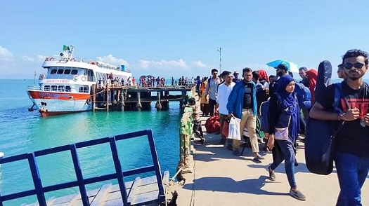 সেন্টমার্টিনেআটকে থাকা ৬ শতাধিক পর্যটক ফিরেছে