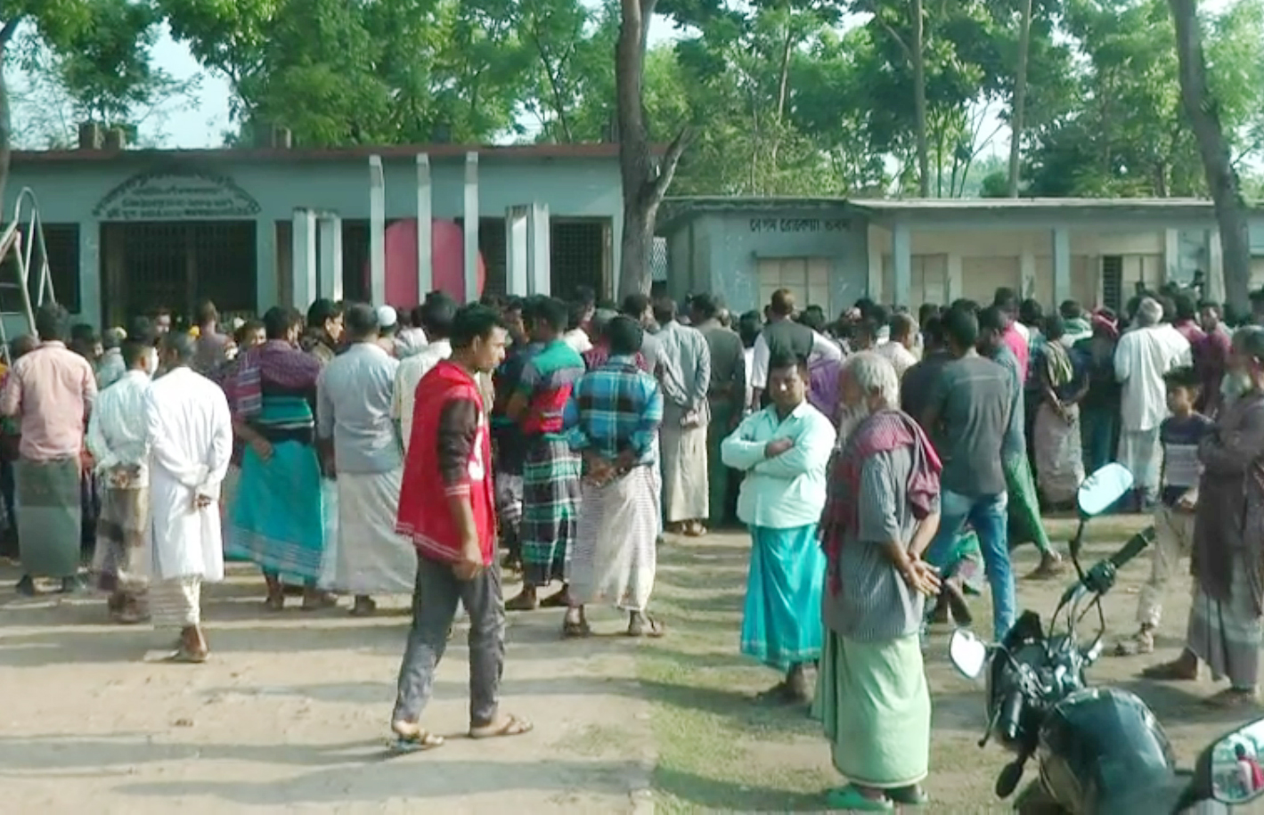 নাটোরে দূর্বৃত্তের গুলিতে যুবক নিহত, সড়ক অবরোধ