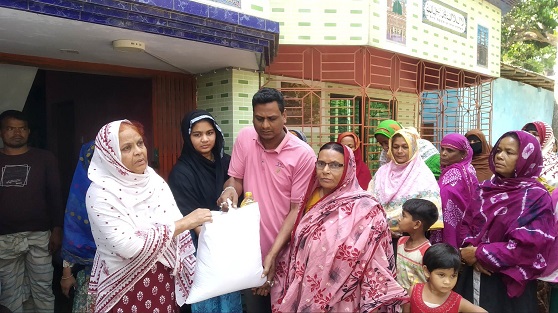 ইফতার সামগ্রি বিতরণ করলেন ইউপি মেম্বার