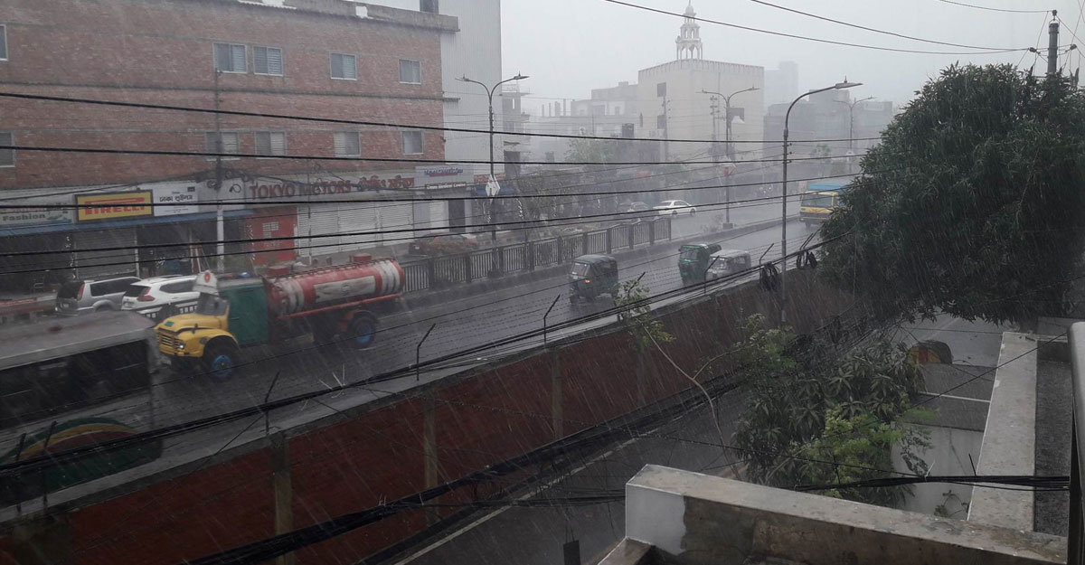 রাজধানীতে হঠাৎ ঝড়-বৃষ্টি