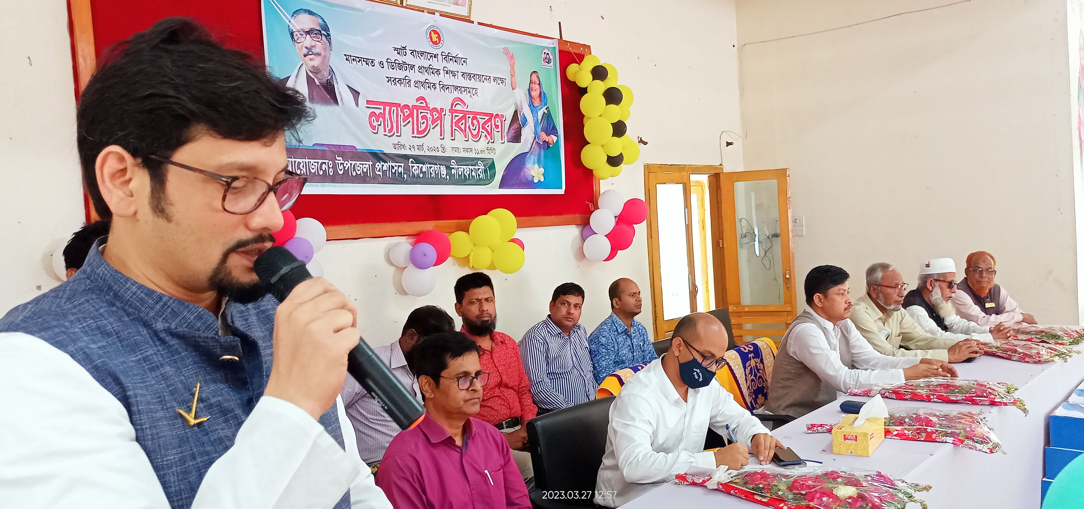 নীলফামারীতে প্রাথমিক বিদ্যালয়ের শিক্ষকদের মাঝে ল্যাপটপ বিতরণ