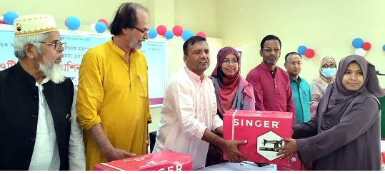 বাগাতিপাড়ায়  সেলাই মেশিন, কৃষি বীজ ও চেক বিতরণ