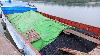 মোরেলগঞ্জের পানগুছি নদী থেকে ৪০ টন চোরাই কয়লাসহ লাইটার জাহাজ আটক