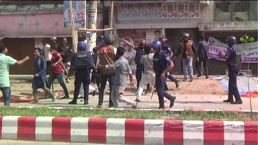 নাটোরে বিএনপি ও আওয়ামীলীগের ঘন্টাব্যাপী ইট পাটকেল নিক্ষেপ