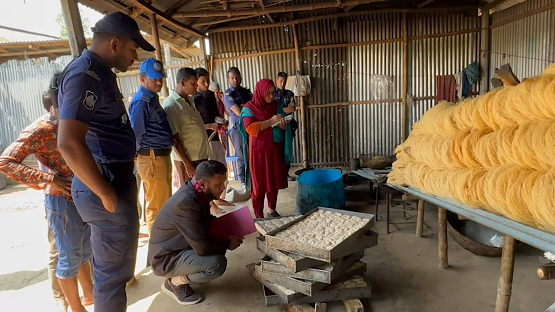 হিলিতে চারটি সেমাই কারখানাকে ৩৬হাজার টাকা জরিমানা