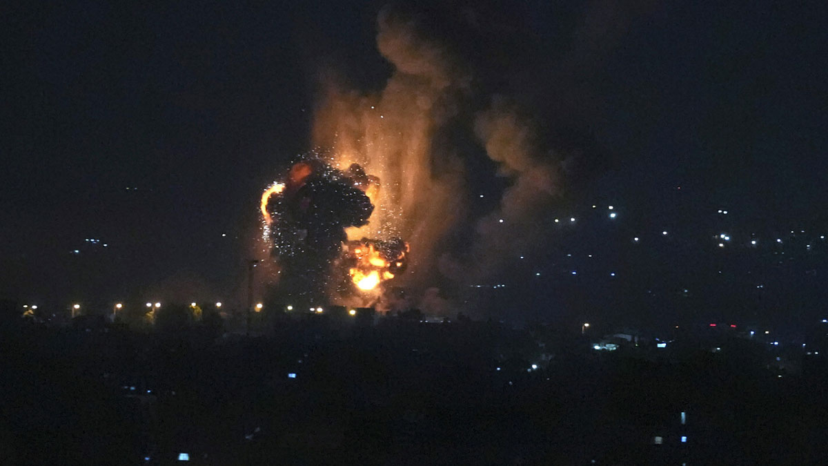 গাজায় ইসরায়েলের বিমান হামলা