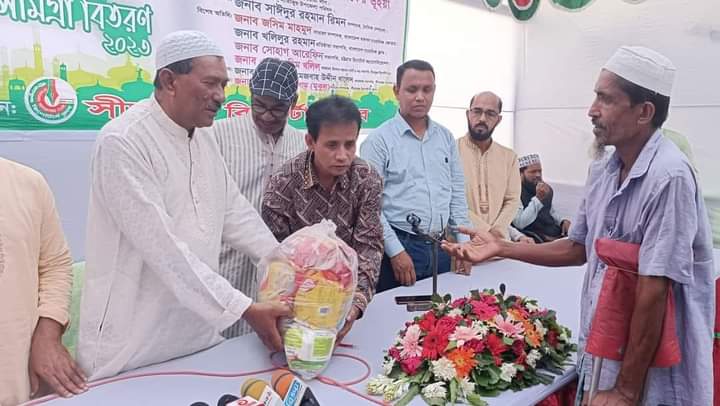 সীতাকুণ্ড রিপোর্টার্স ক্লাবের পক্ষ থেকে ঈদ সামগ্রী বিতরণ