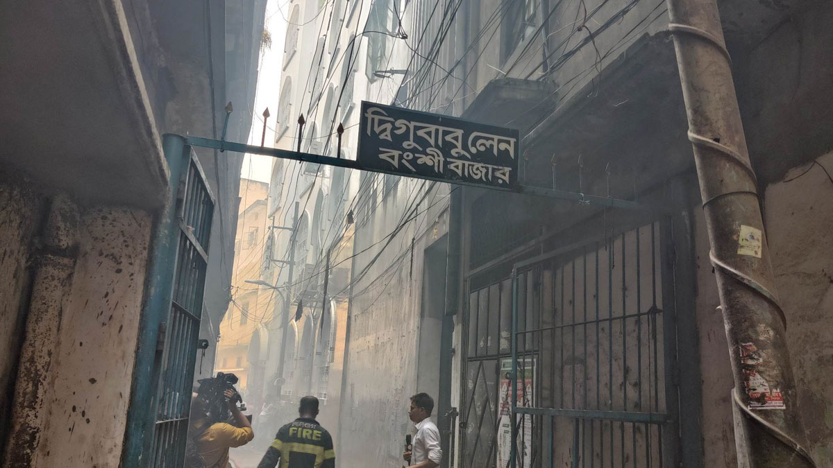 চকবাজারে সিরামিক গোডাউনে আগুন, নিয়ন্ত্রণে ৭ ইউনিট