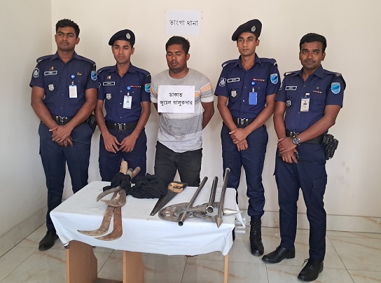 ফরিদপুরে সড়কে গাছ ফেলে ডাকাতির ঘটনায় দেশীয়  অস্ত্রসহ আটক ১