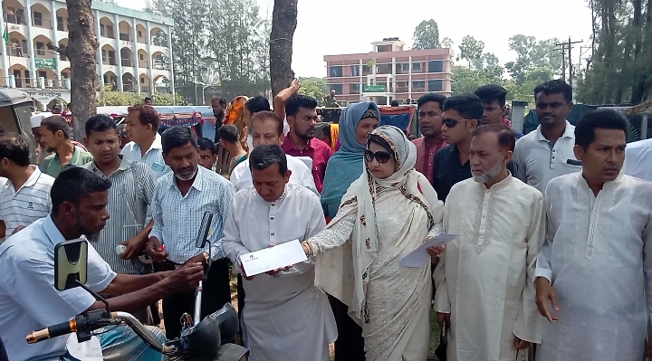 কবিরহাটে দুই হাজার রিকশা চালকদের মাঝে উপজেলা চেয়ারম্যানের ঈদ উপহার বিতরণ