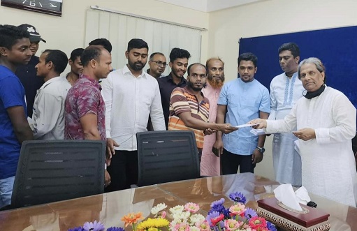 সম্মানী-বোনাসের টাকায় ১২৪ পরিচ্ছন্নতা কর্মীকে ঈদ সেলামি দিলেন মেয়র রকিব