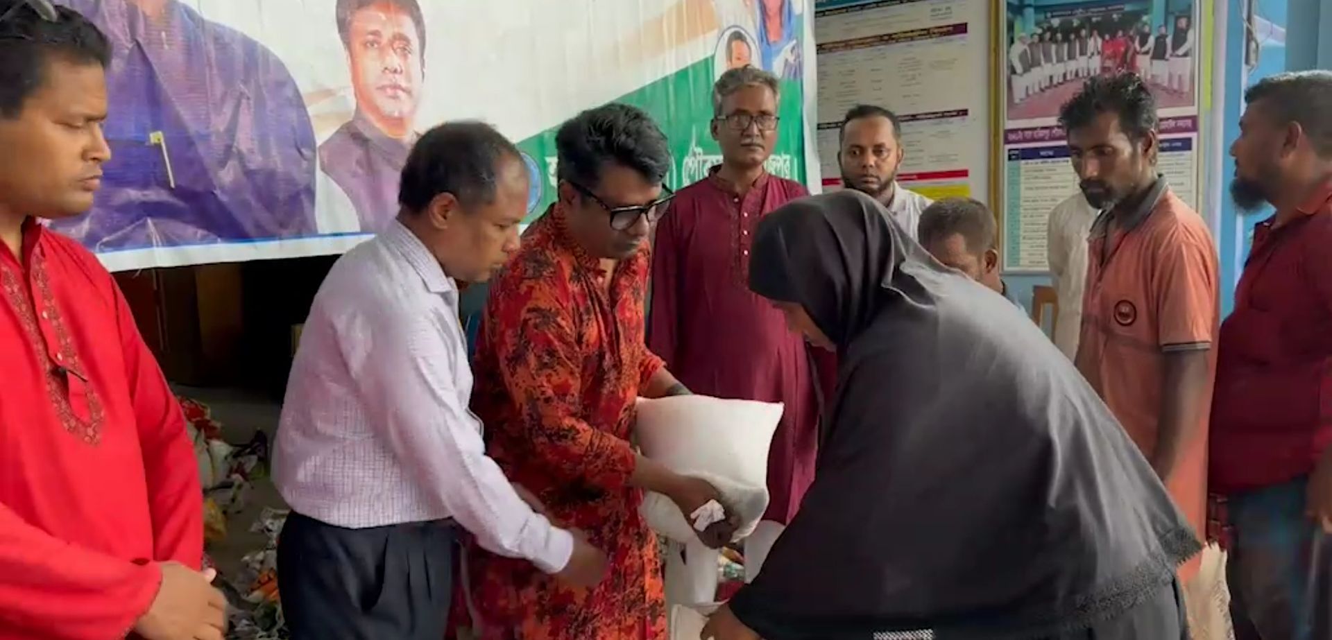 হিলিতে অসহায়দের মাঝে প্রধানমন্ত্রীর ঈদ উপহারের চাল বিতরণ