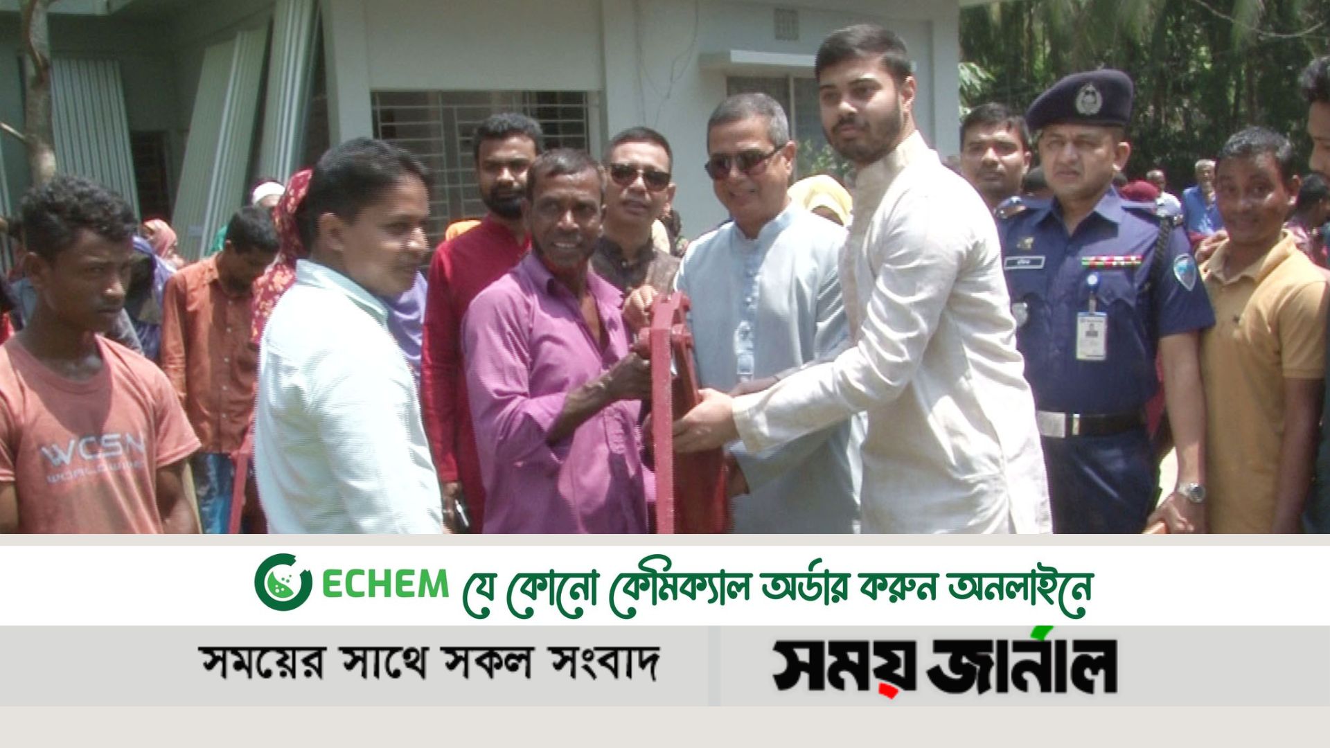 কবিরহাটে হক পরিবারের দেওয়া উপহার পেয়ে খুশি উপজেলার ৩ শতাধিক পরিবার