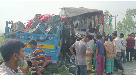দিনাজপুরের বিরামপুরে পিকাপ ভ্যান ও বাসের মুখমুখি সংঘর্ষ: দুই চালক নিহত