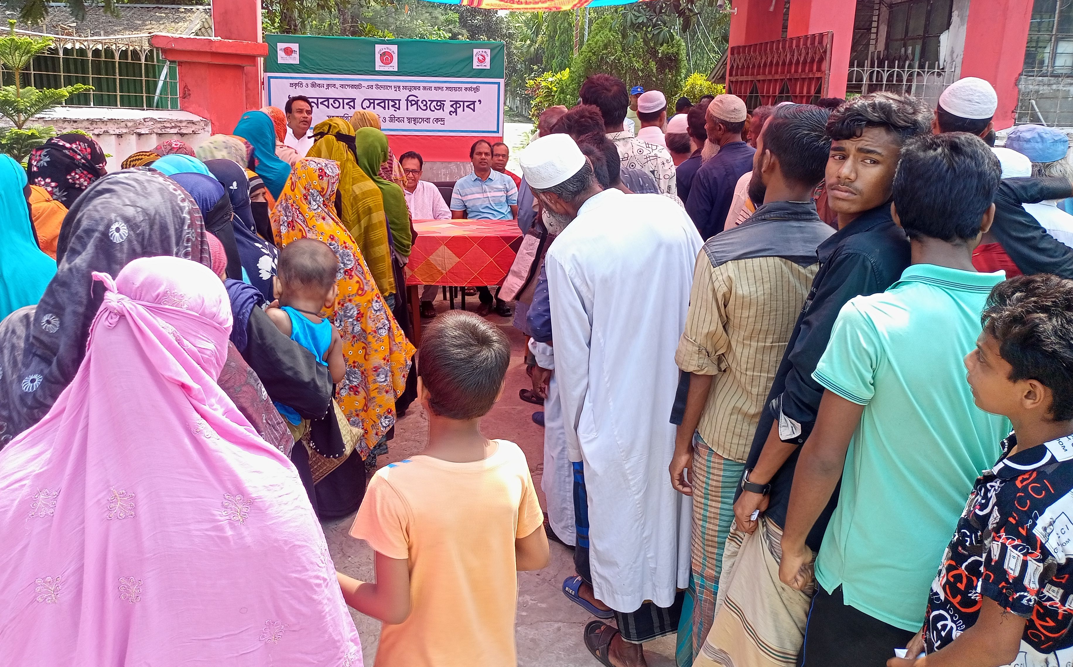 মোরেলগঞ্জে অসচ্ছল পরিবারের মাঝে খাদ্য সামগ্রী বিতরণ