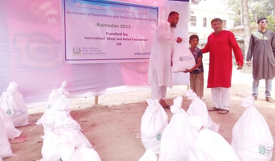 চৌদ্দগ্রামে আইডব্লিউএআরএফ’র উদ্যোগে খাদ্য সামগ্রী বিতরণ