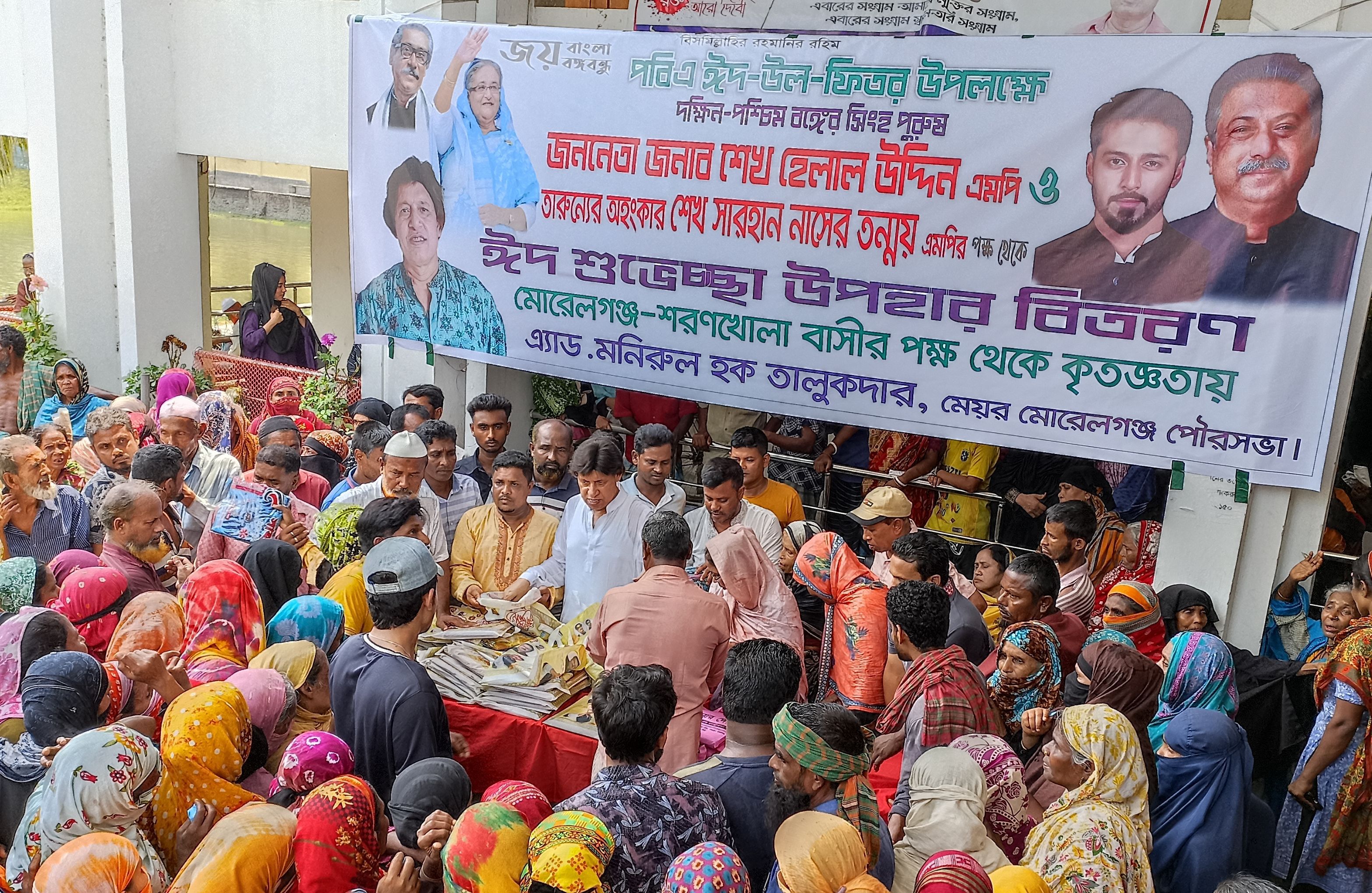 মোরেলগঞ্জে ১ হাজার পরিবারের মাঝে ঈদ উপহার দিলেন মেয়র মনি