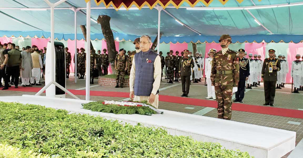টুঙ্গিপাড়ায় বঙ্গবন্ধুর সমাধিতে রাষ্ট্রপতির শ্রদ্ধা