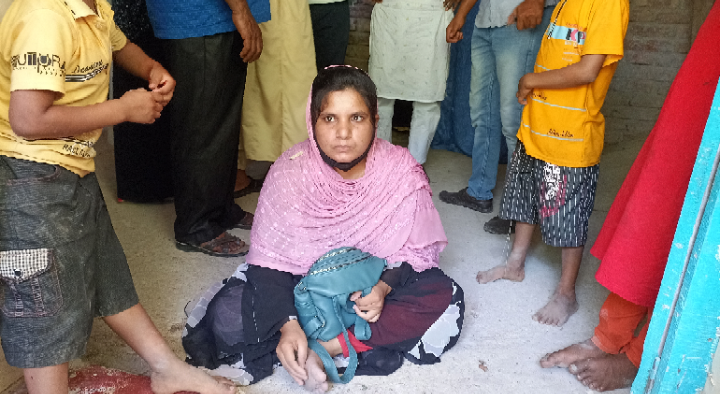 বাগেরহাটে স্ত্রীর স্বীকৃতি পেতে বিষের বোতল হাতে বাড়ির সামনে অবস্থান