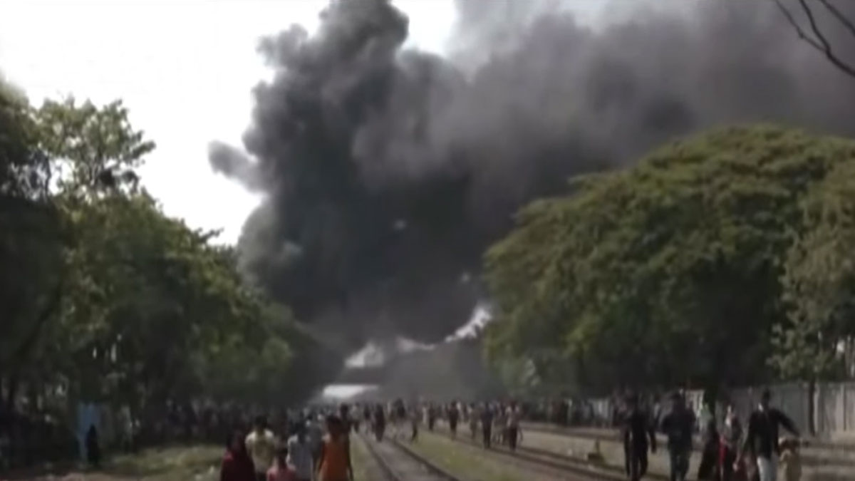 চট্টগ্রামে রেললাইনের পাশে আগুন, ট্রেন চলাচল বন্ধ