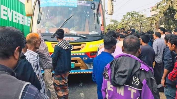 সীতাকুণ্ডে চাকা ফেটে যাওয়া বাসের ধাক্কায় লেগুনার যাত্রী নিহত