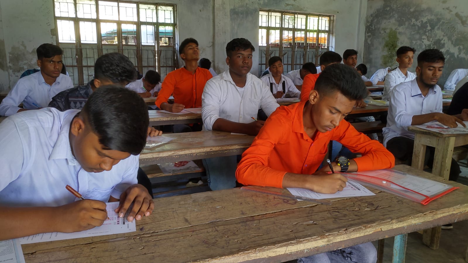 মোরেলগঞ্জে প্রথম  দিনে অনুপস্থিত ১১১ পরীক্ষার্থী