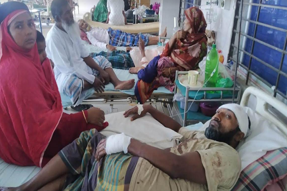 জমি নিয়ে বিরোধে অন্তসত্ত্বা নারীসহ ৩ জনকে কুপিয়ে জখম