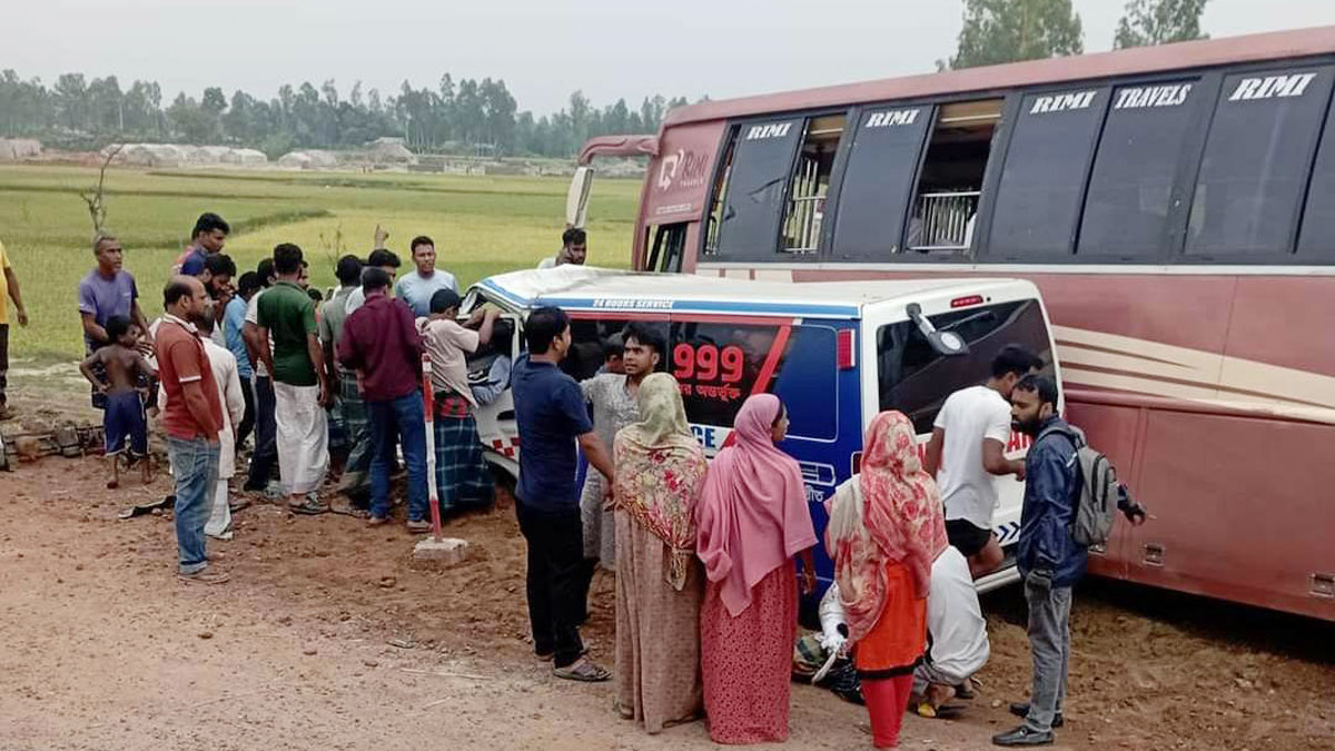 সিরাজগঞ্জে বাস-অ্যাম্বুলেন্স সংঘর্ষে প্রাণ গেল ৩ জনের