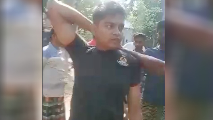 ফরিদপুরে পুলিশের স্ত্রীর সঙ্গে পরকীয়ার অভিযোগে  র‌্যাব সদস্য জনতার হাতে আটক