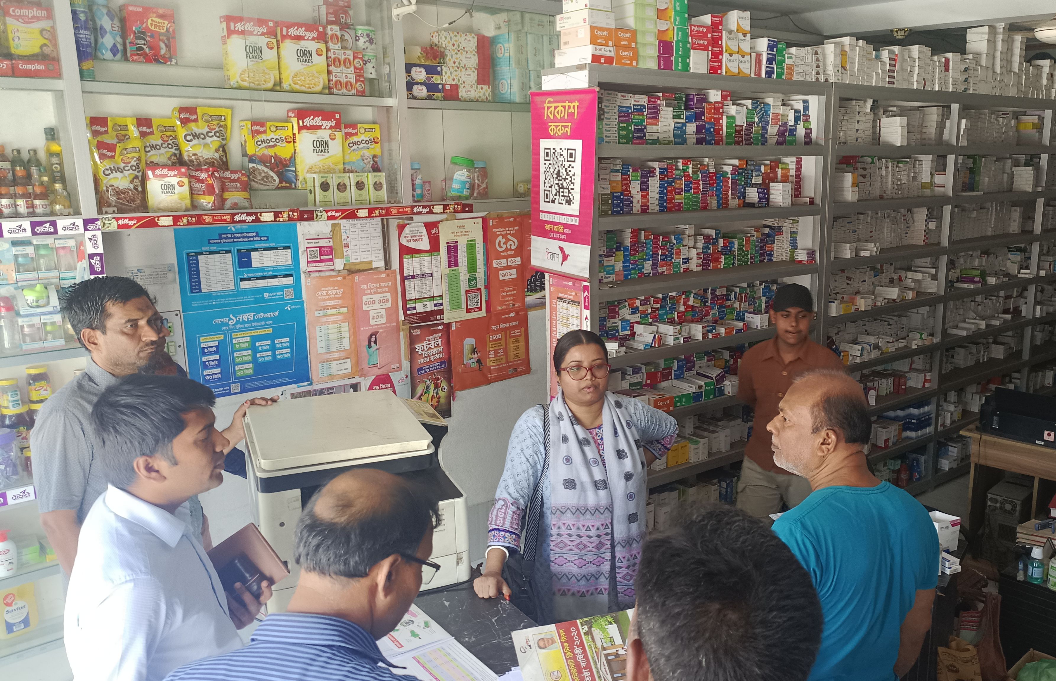 টুঙ্গিপাড়ায় মেয়াদোত্তীর্ণ ওষুধ রাখায় দুই ফার্মেসিকে জরিমানা