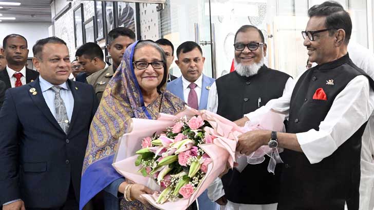 বিমানবন্দরে প্রধানমন্ত্রীকে শুভেচ্ছা জানালো ওবায়দুল কাদের